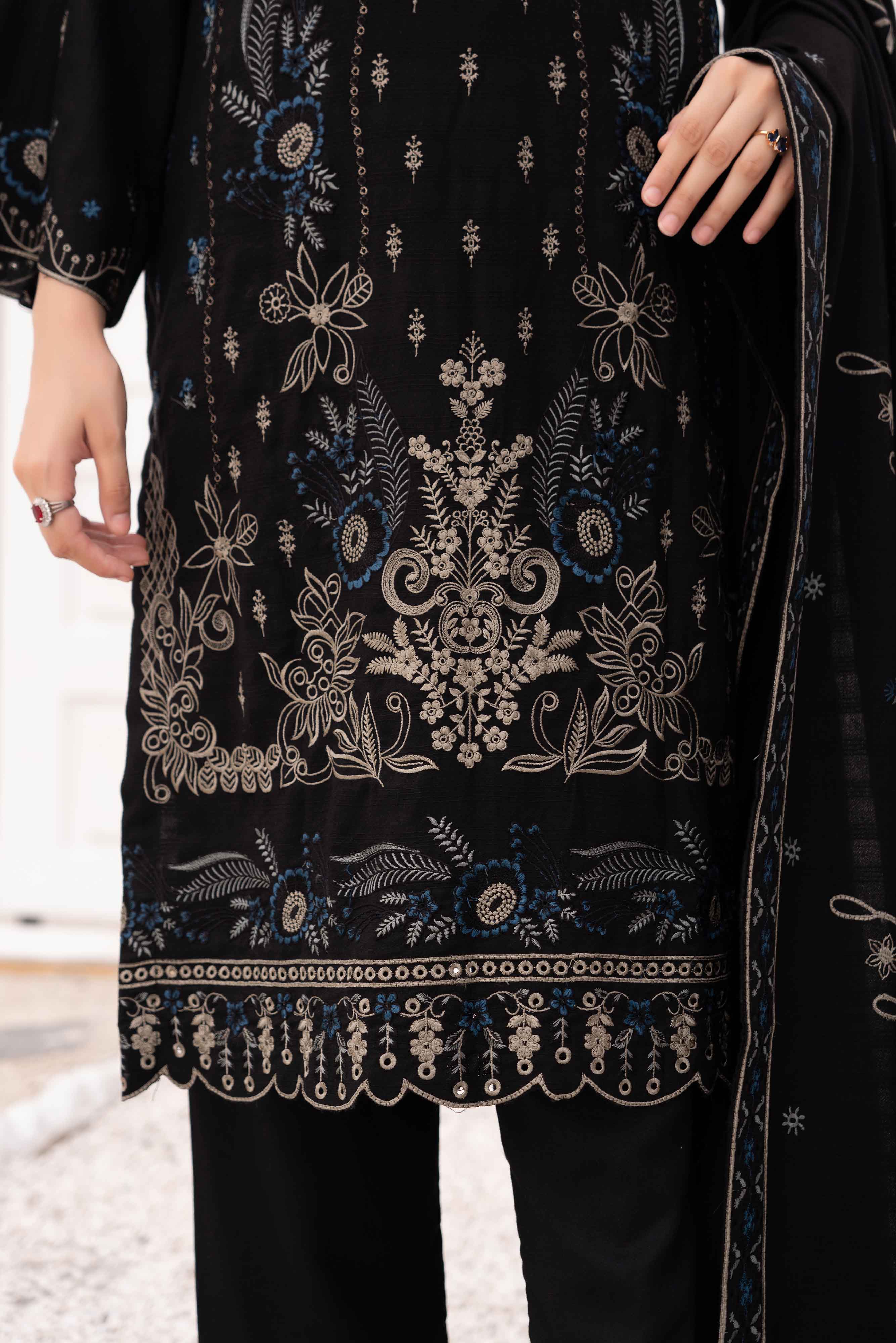 Luxury Black 3 pcs Embroidered Dhanak Dora Set